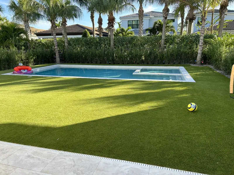 Residential synthetic turf lawn