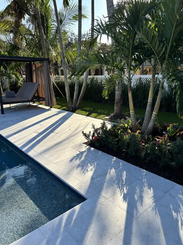 Multi-hole putting green